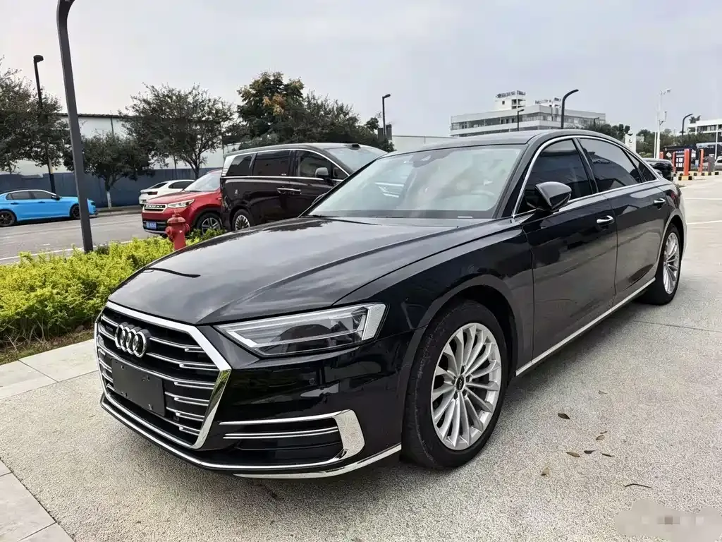 Audi A8 — фото 1