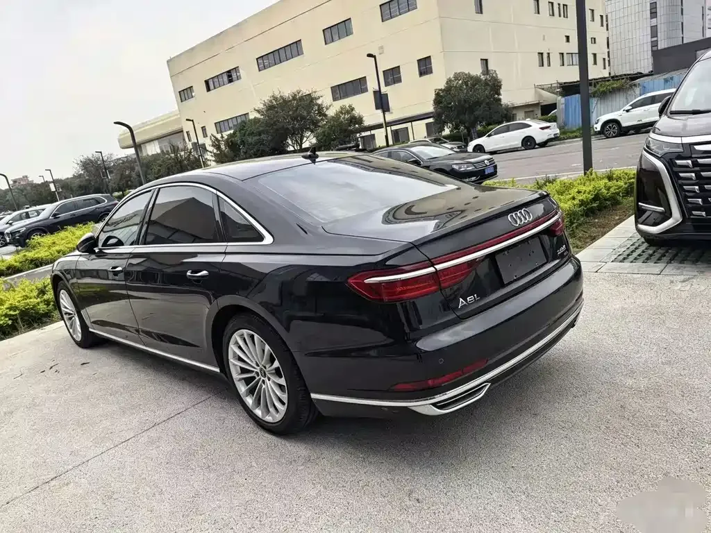 Audi A8 — фото 6