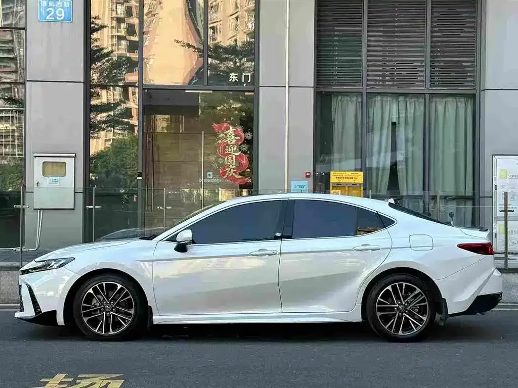 Toyota Camry — фото 3