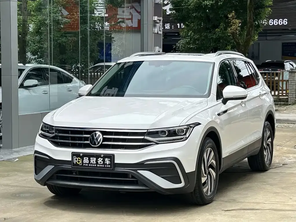 Volkswagen Tiguan L — фото 1