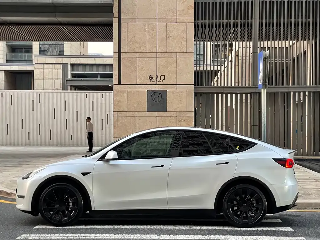 Tesla Model Y — фото 8