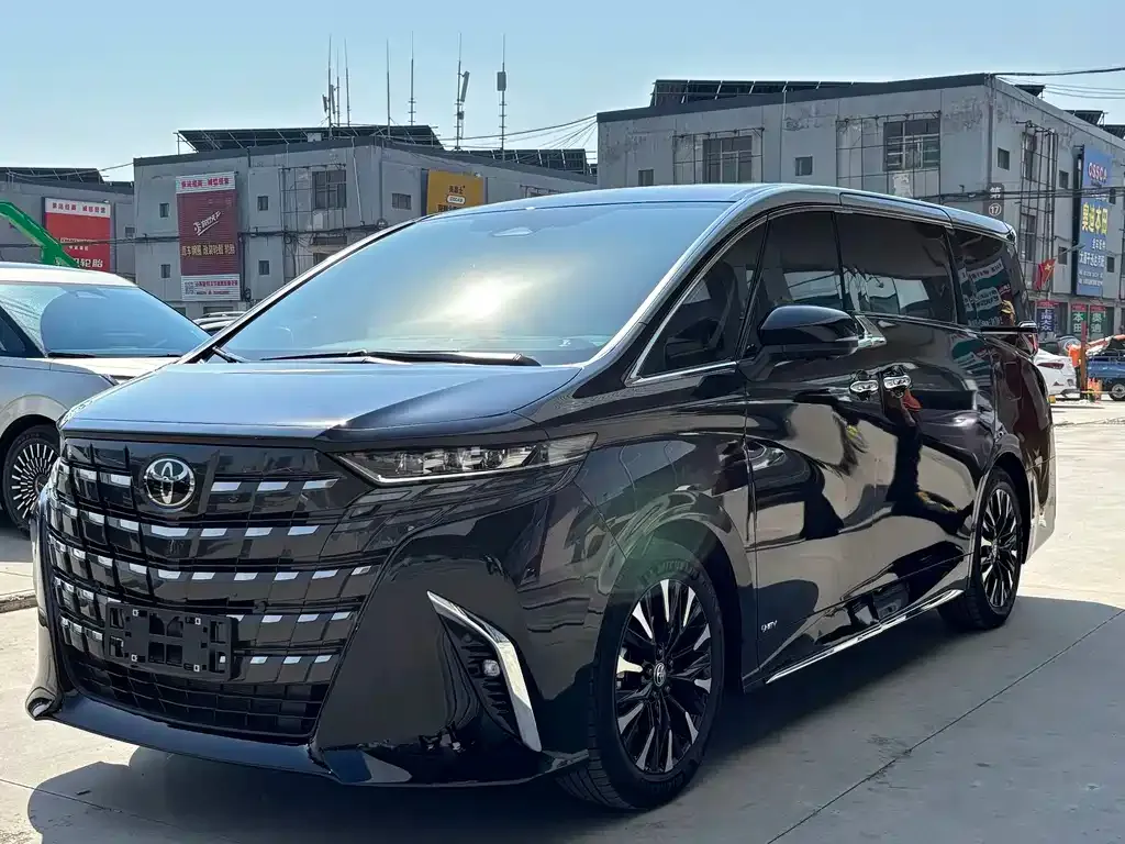 Toyota Alphard — фото 1