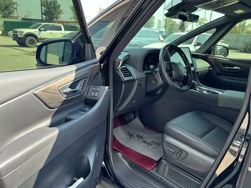 Toyota Alphard — фото 10
