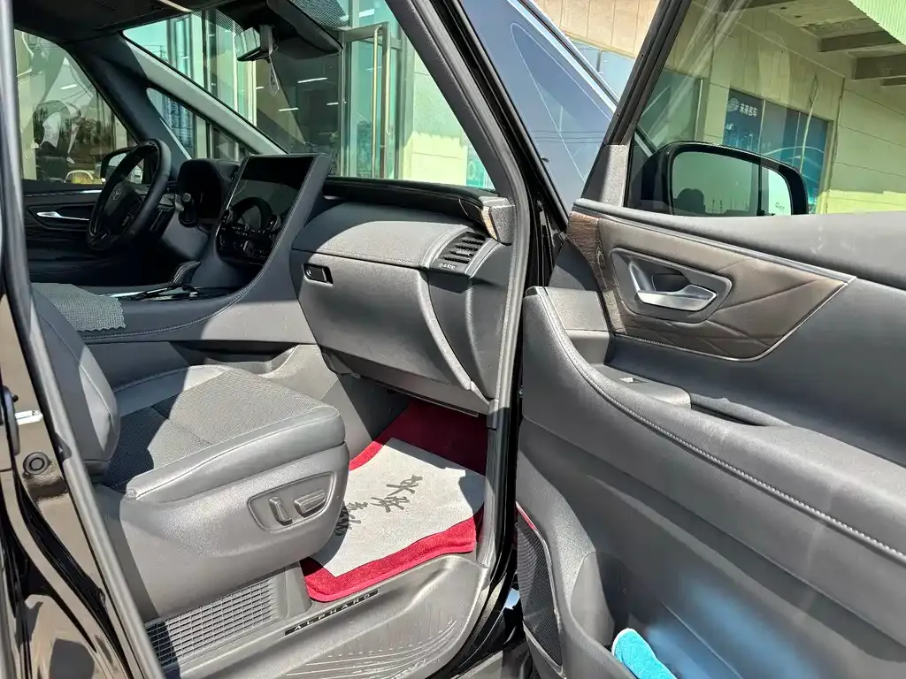 Toyota Alphard — фото 2