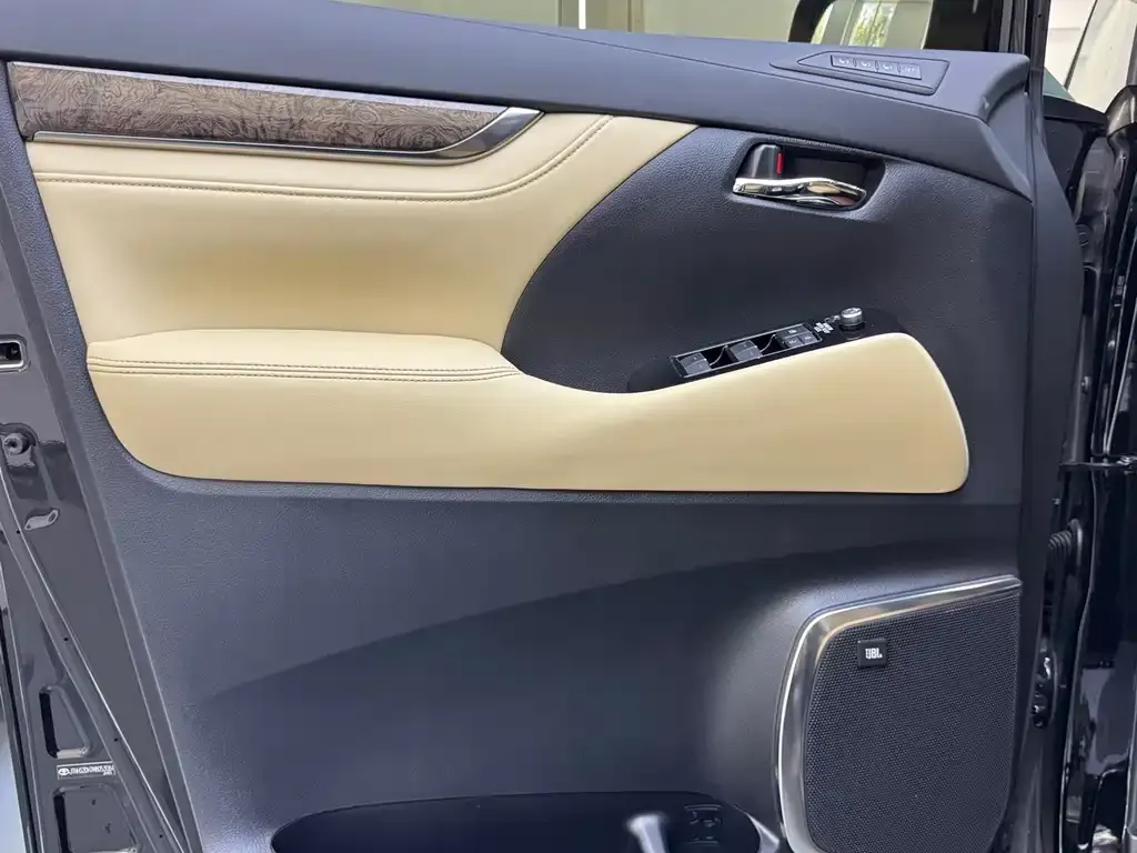 Toyota Vellfire — фото 8
