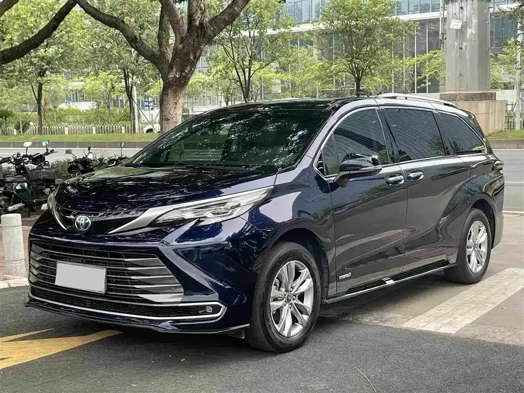 Toyota Sienna — фото 1