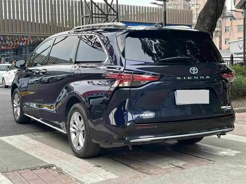 Toyota Sienna — фото 10