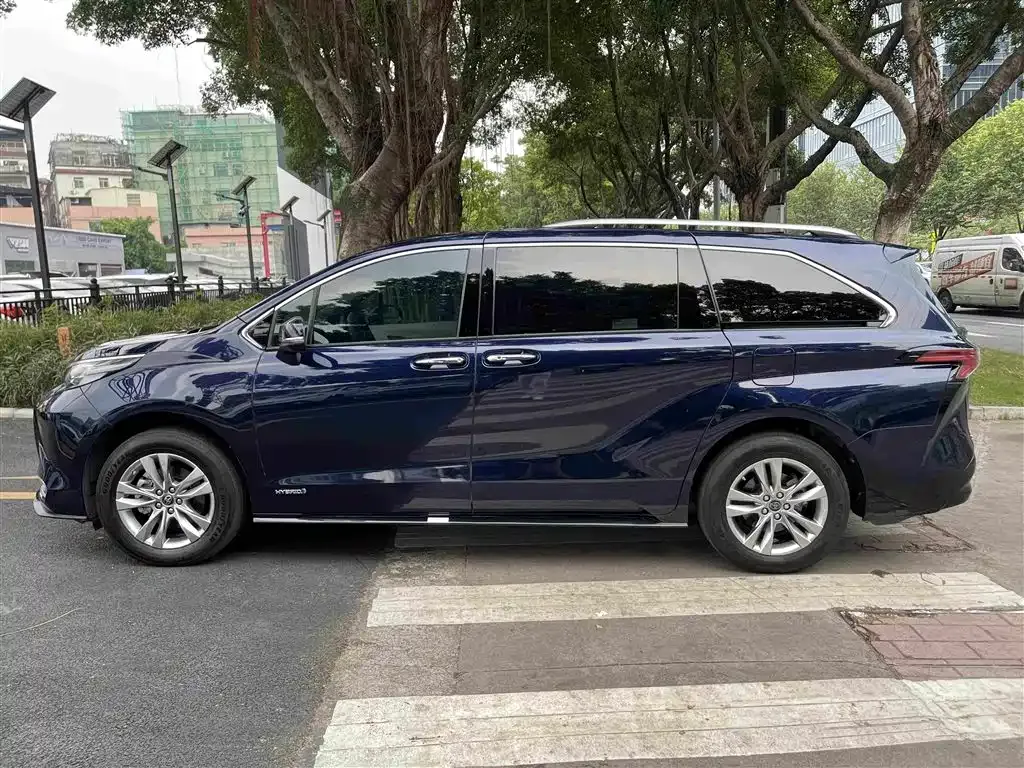 Toyota Sienna — фото 6