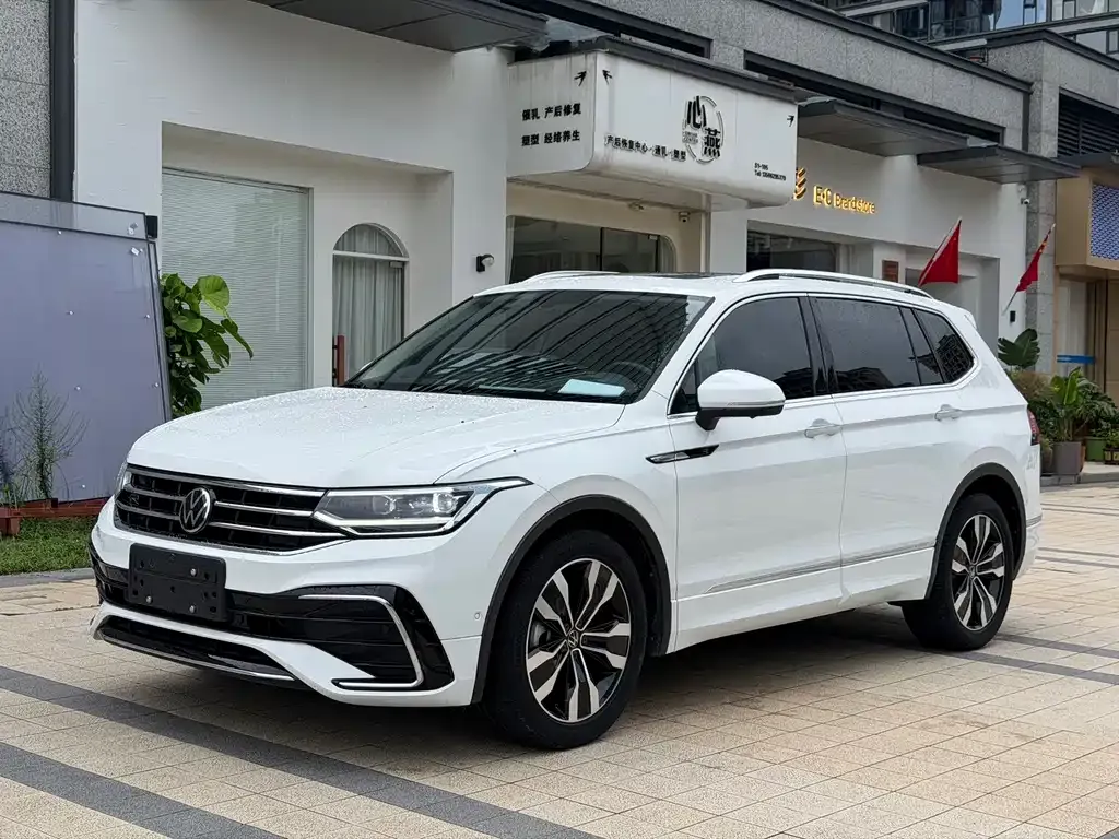 Volkswagen Tiguan L — фото 1