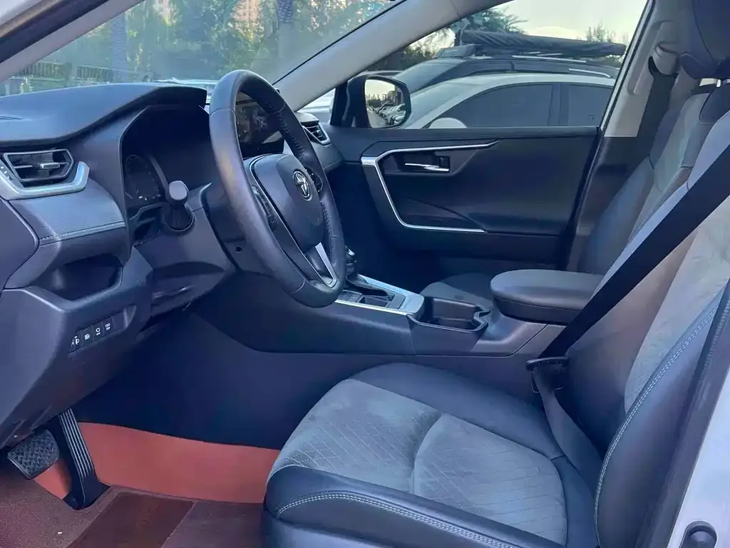 Toyota RAV4 — фото 4
