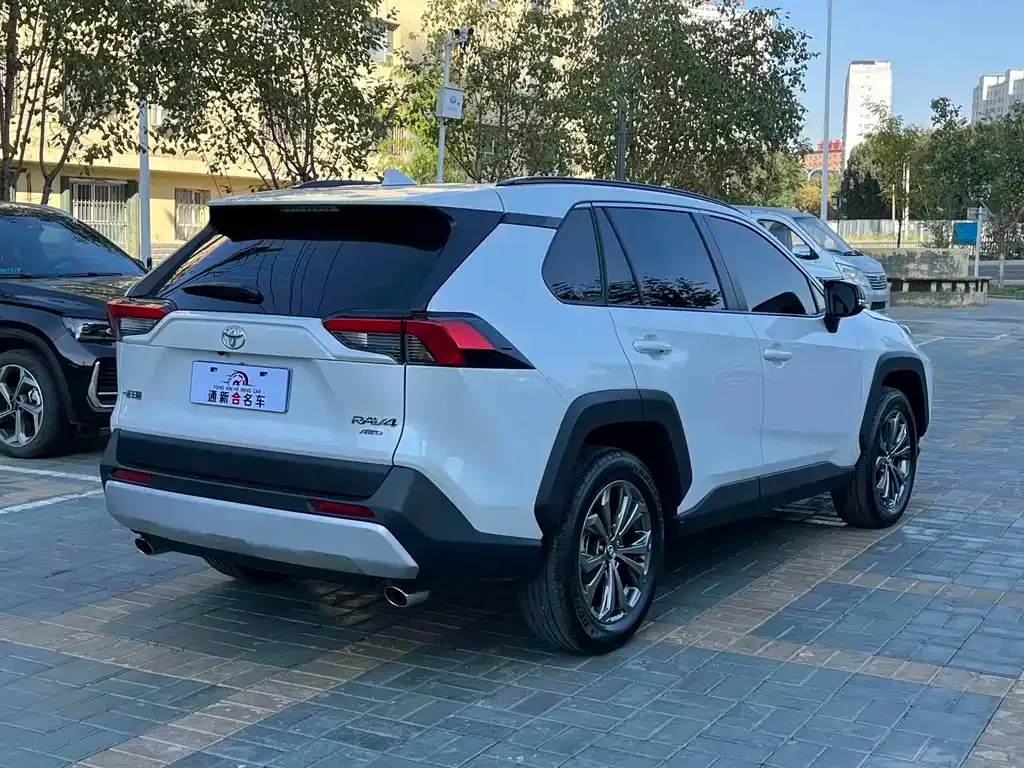 Toyota RAV4 — фото 7
