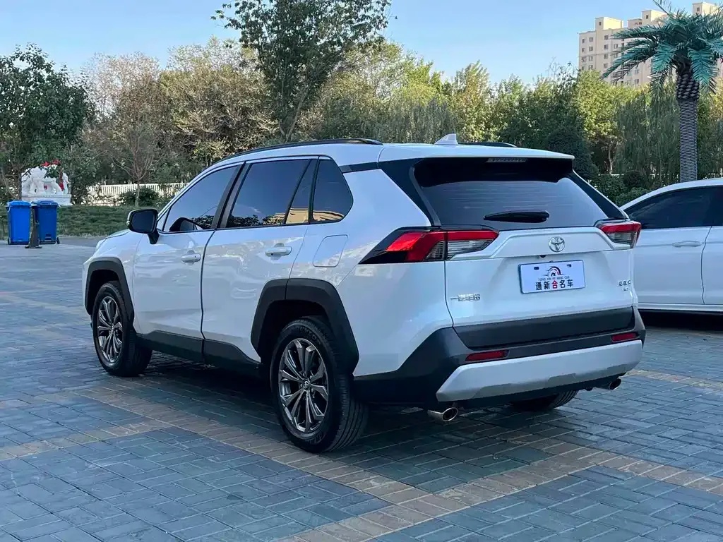 Toyota RAV4 — фото 8