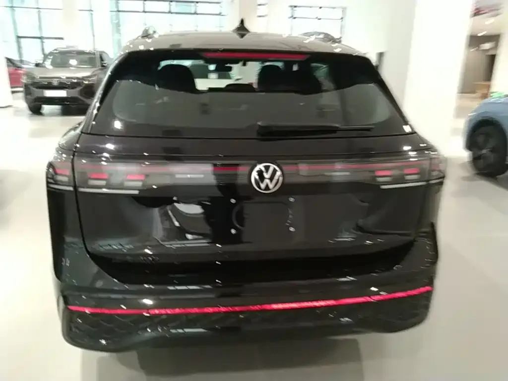 Volkswagen Tiguan L — фото 3
