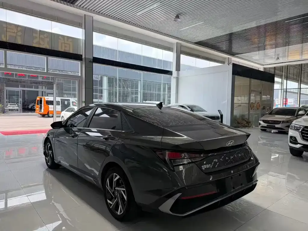 Hyundai Elantra — фото 2