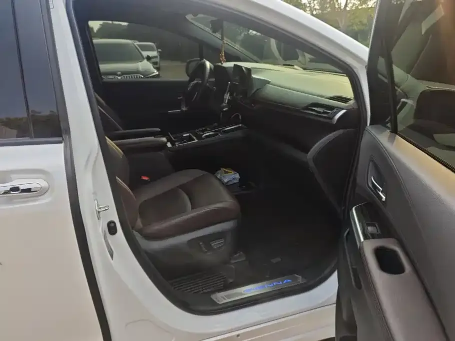 Toyota Sienna — фото 3