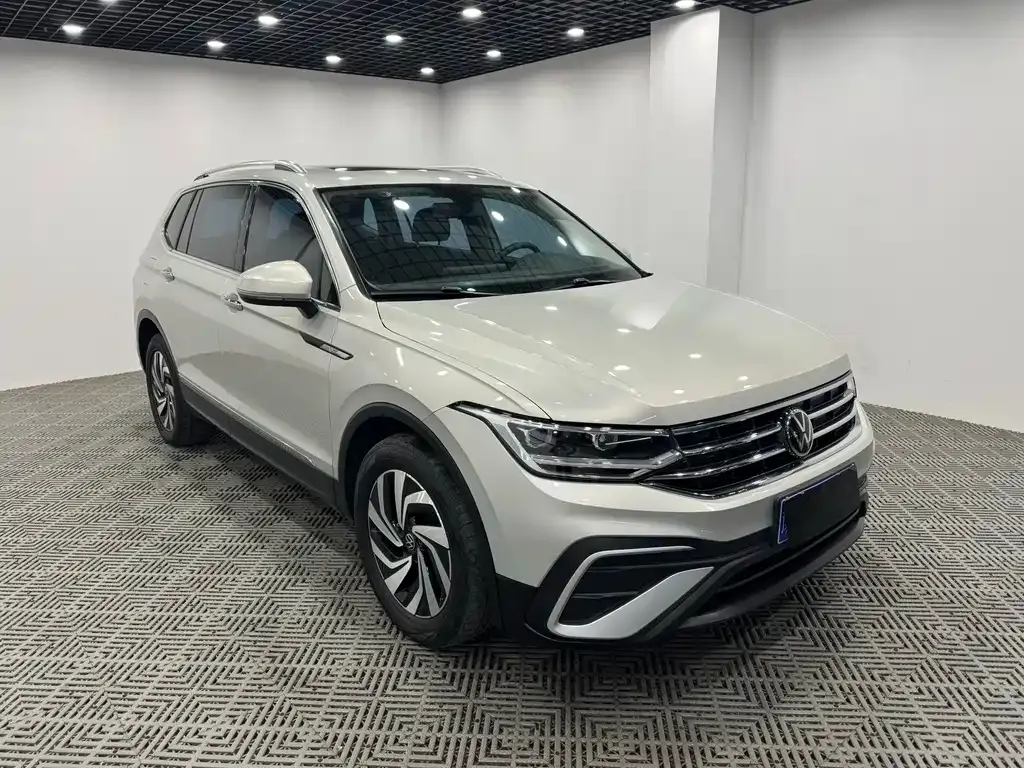 Volkswagen Tiguan L — фото 1