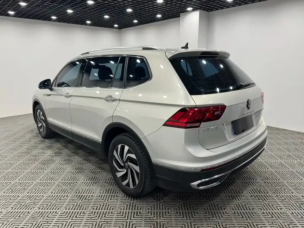 Volkswagen Tiguan L — фото 7
