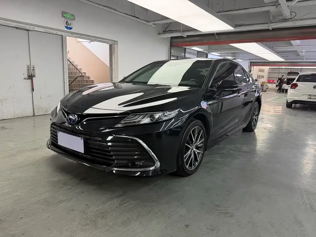 Toyota Camry — фото 1