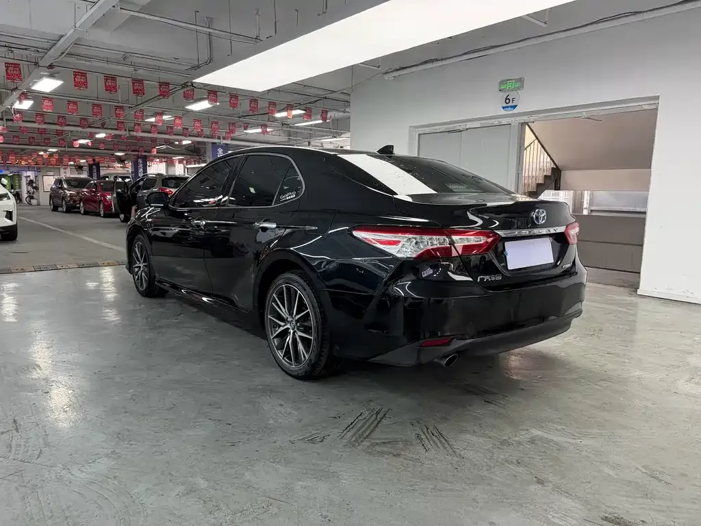 Toyota Camry — фото 4