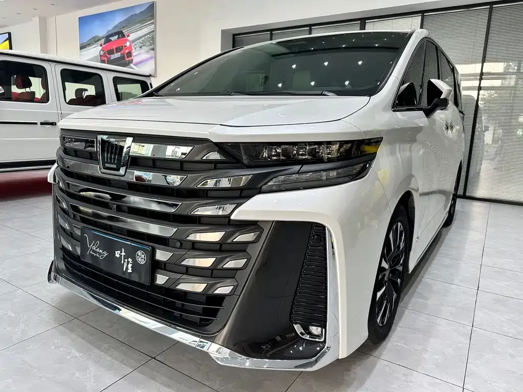 Toyota Vellfire — фото 1