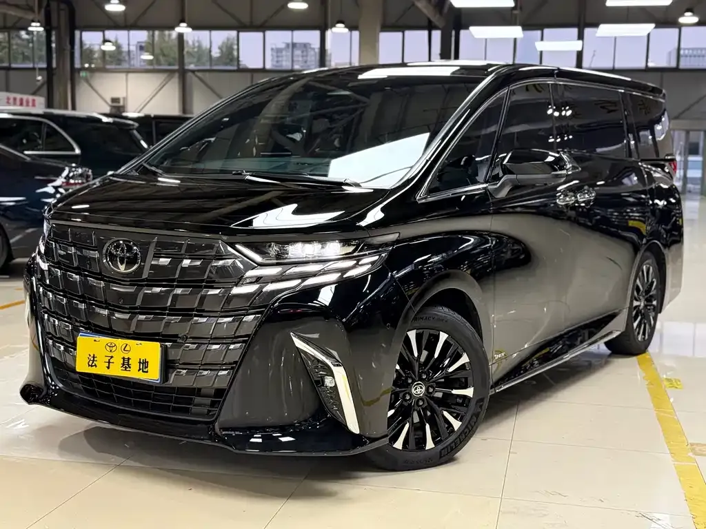 Toyota Alphard — фото 1