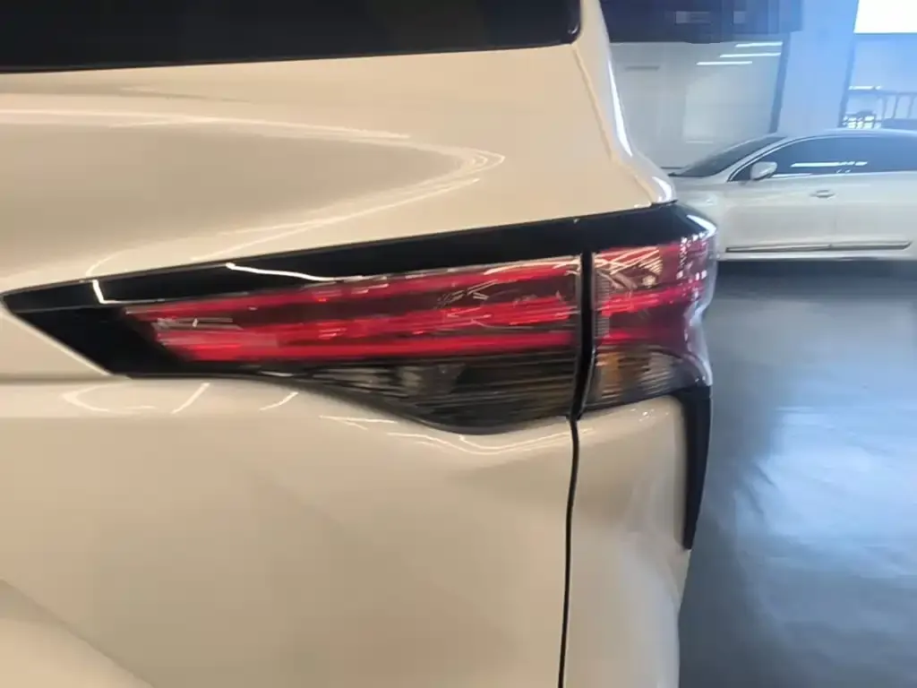 Toyota Sienna — фото 10