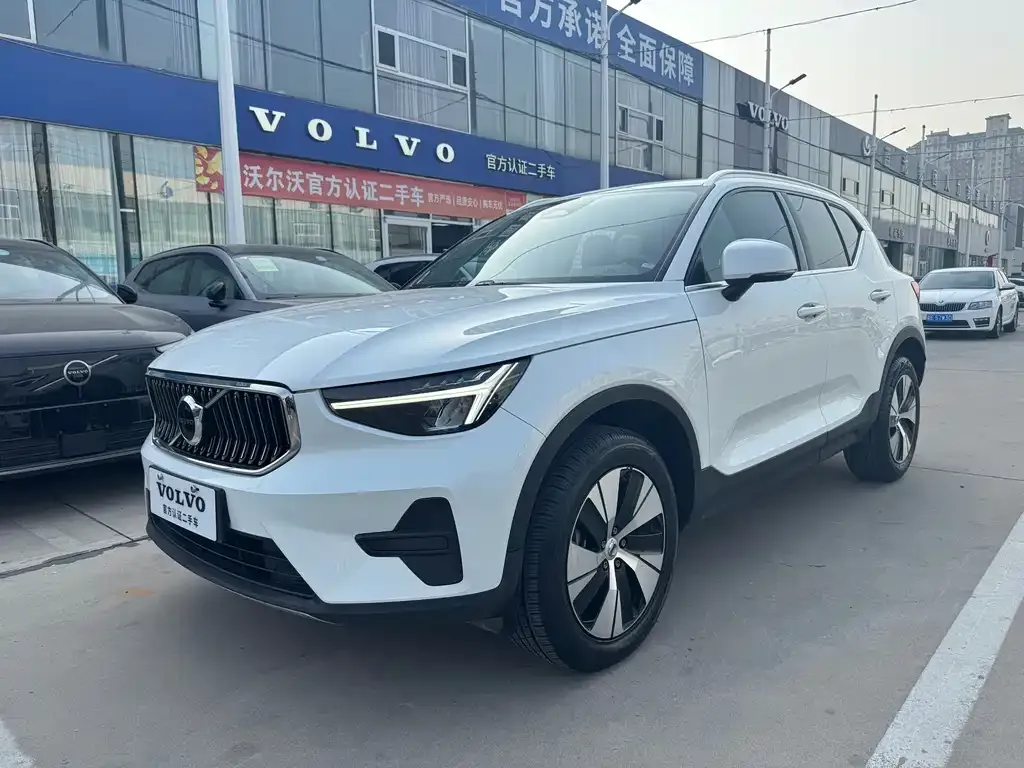 Volvo XC40 — фото 1