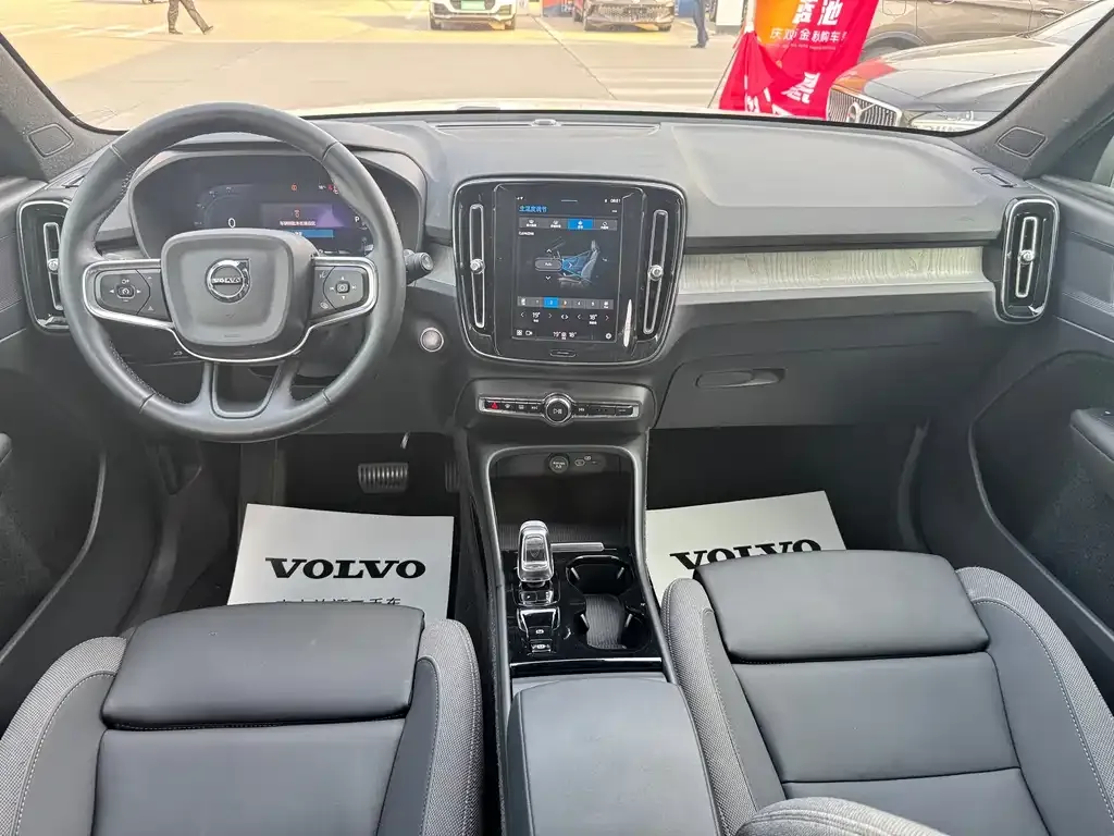 Volvo XC40 — фото 3