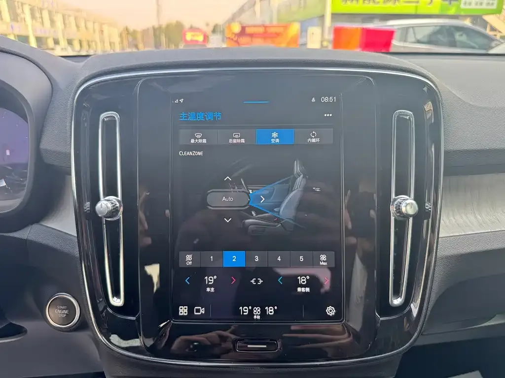 Volvo XC40 — фото 10