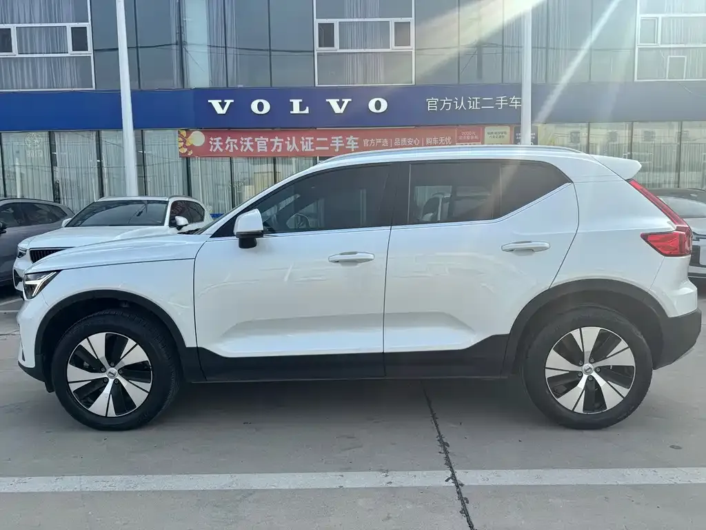 Volvo XC40 — фото 7