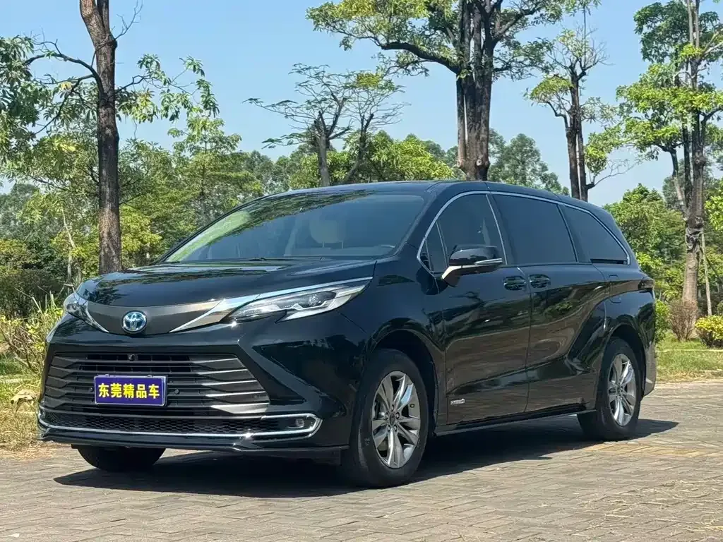 Toyota Sienna — фото 1