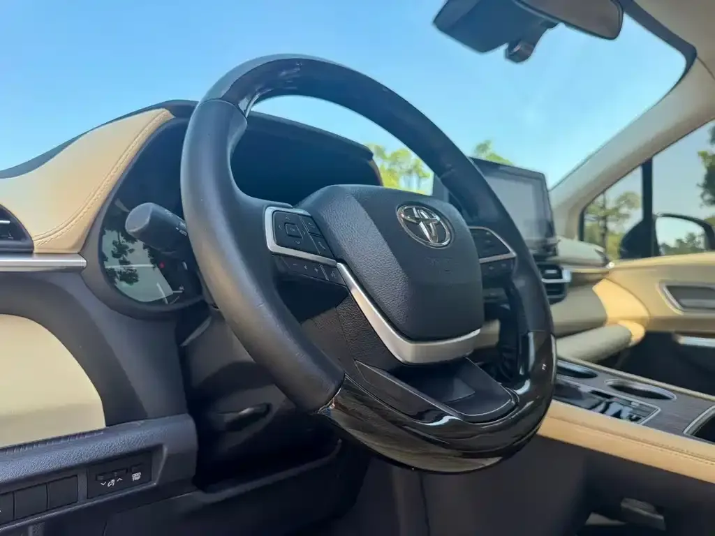Toyota Sienna — фото 2