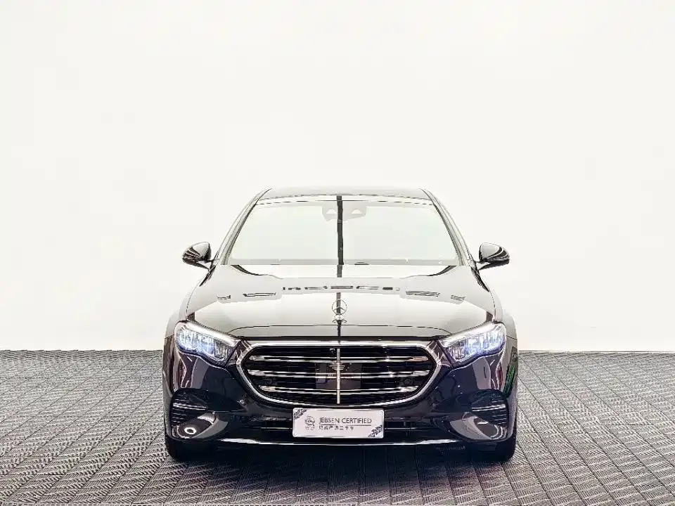 Mercedes-Benz E-Class — фото 1