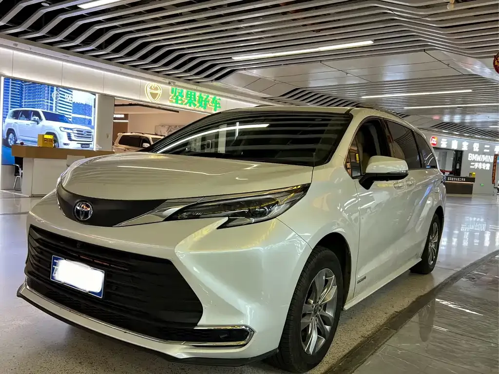 Toyota Sienna — фото 1