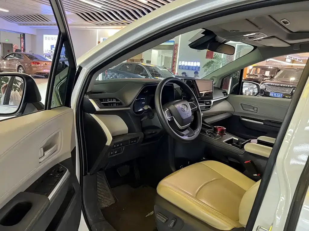 Toyota Sienna — фото 2