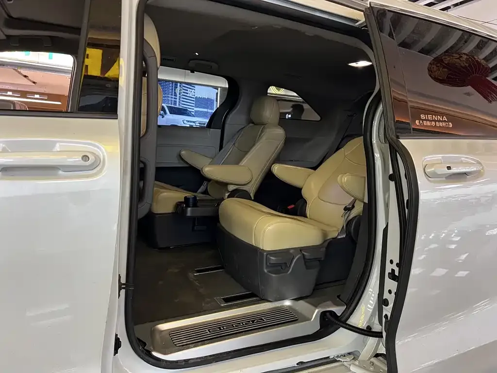 Toyota Sienna — фото 3
