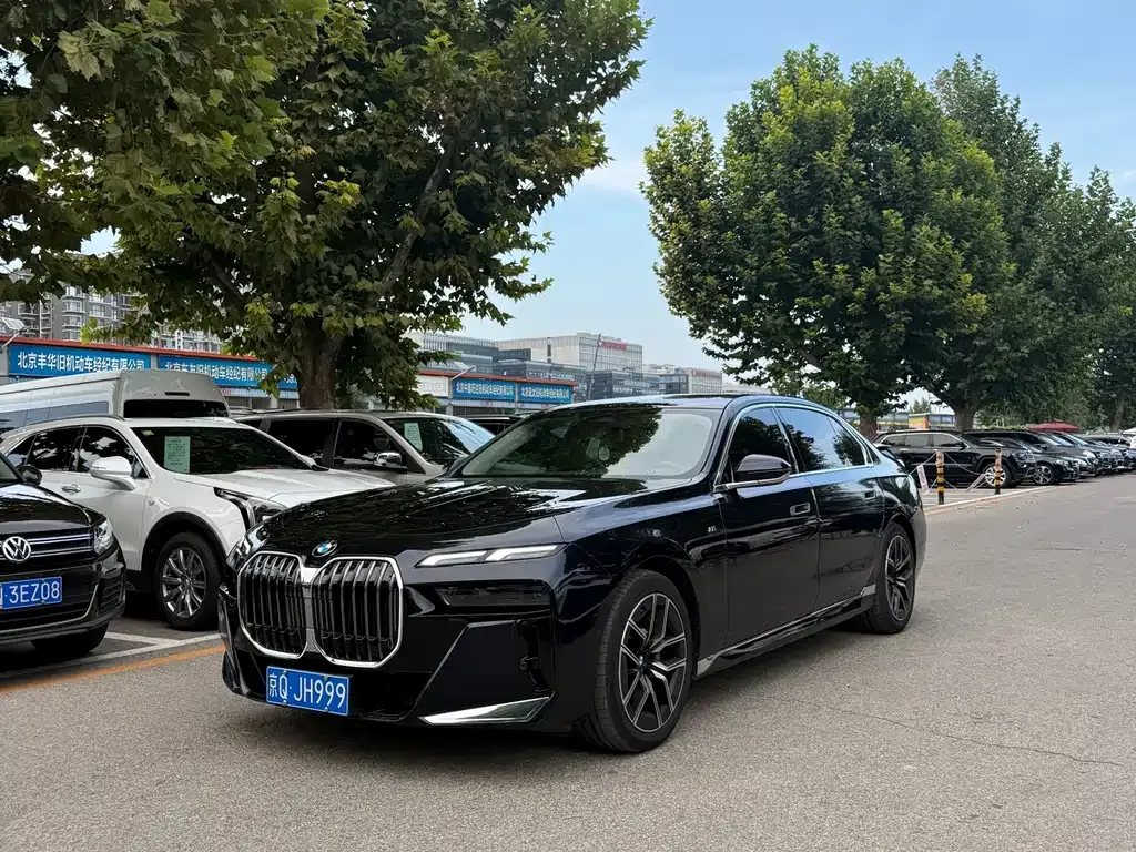 BMW 7 Series — фото 1