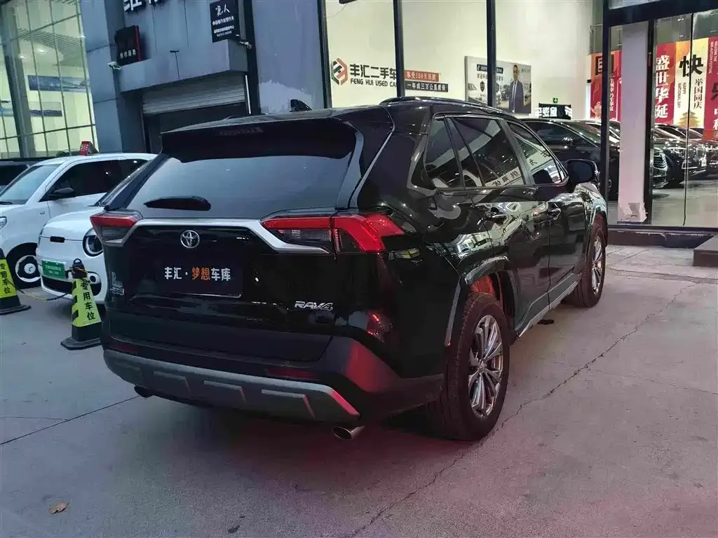 Toyota RAV4 — фото 7