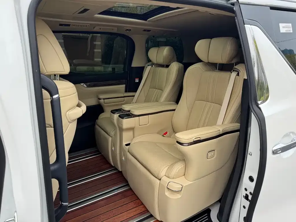 Toyota Vellfire — фото 2