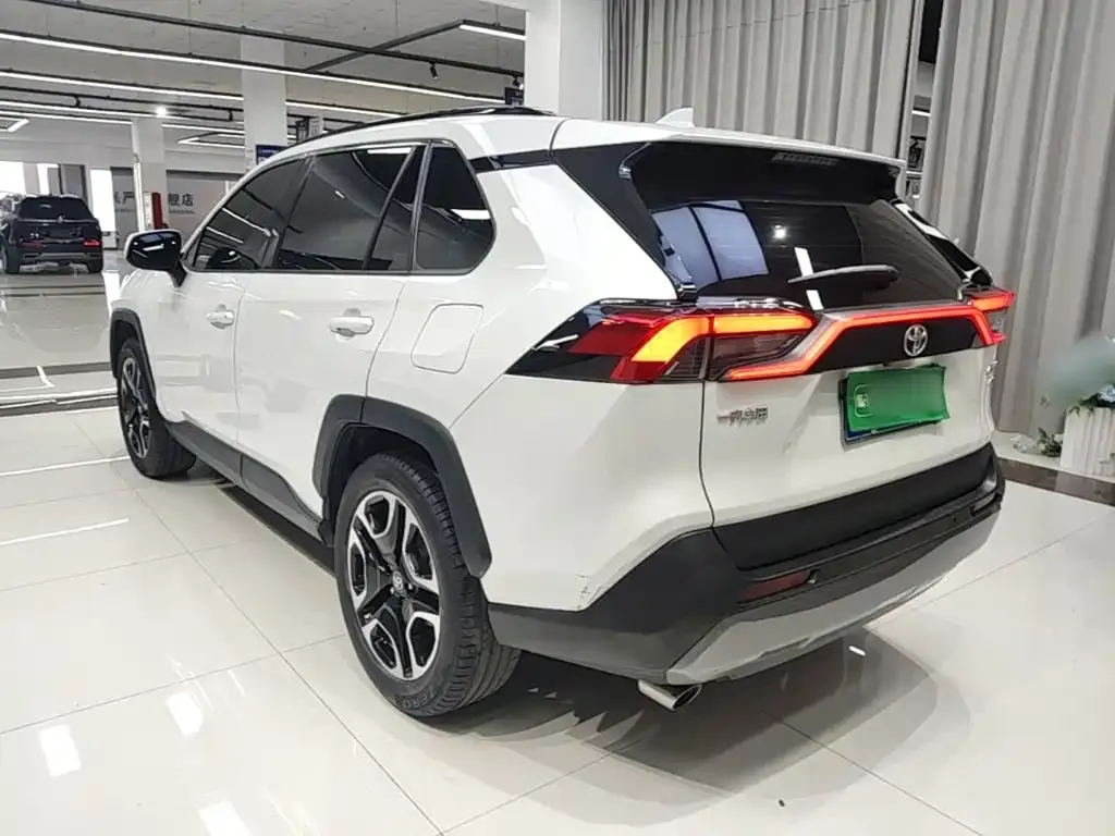Toyota RAV4 — фото 9