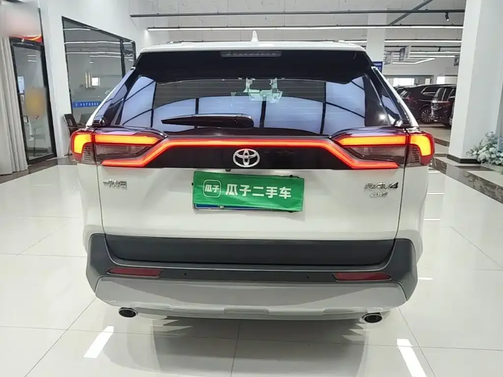 Toyota RAV4 — фото 5