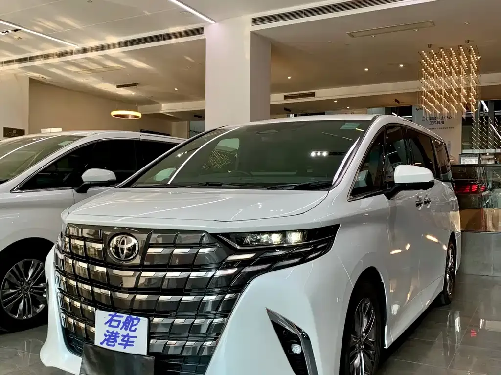 Toyota Alphard — фото 1