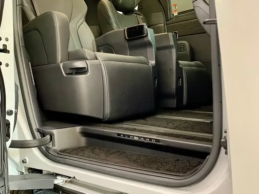 Toyota Alphard — фото 2