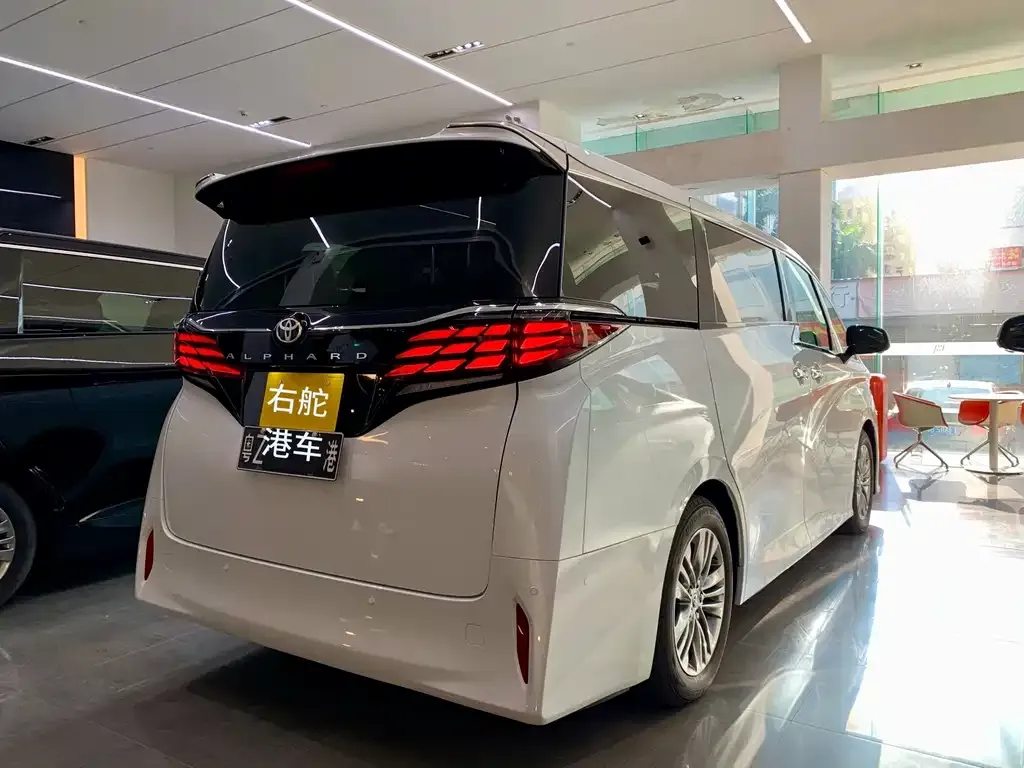Toyota Alphard — фото 5