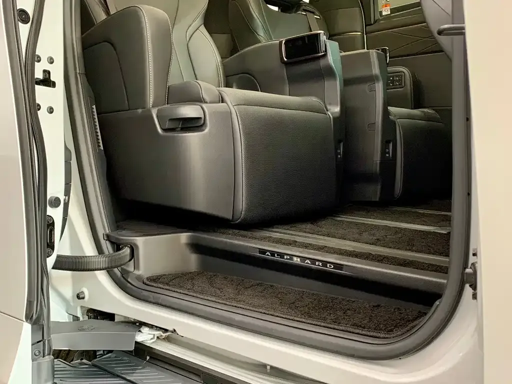 Toyota Alphard — фото 4