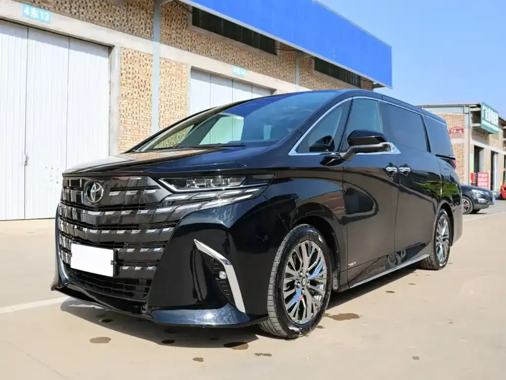 Toyota Alphard — фото 1