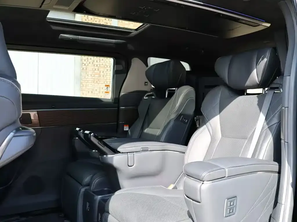 Toyota Alphard — фото 3