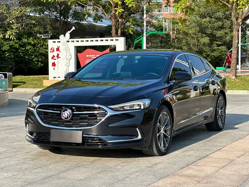 Buick LaCrosse — фото 1