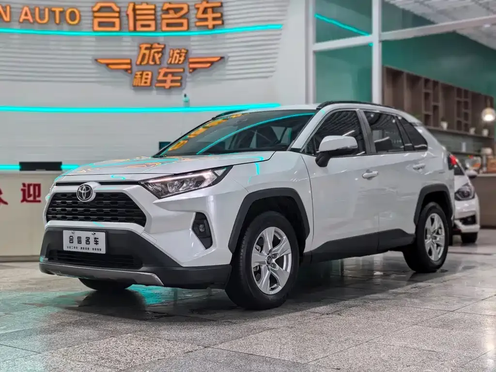 Toyota RAV4 — фото 1