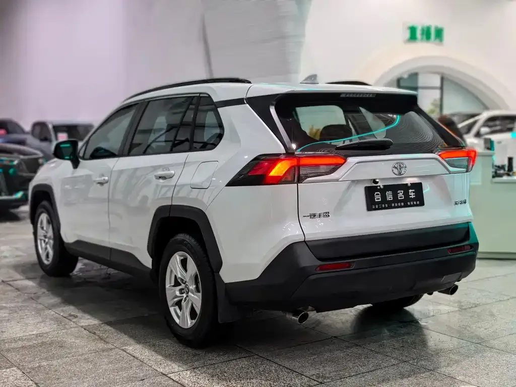 Toyota RAV4 — фото 6